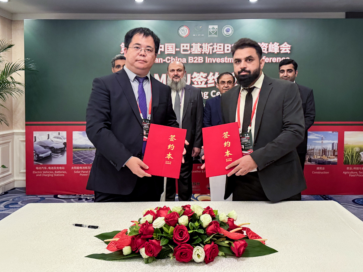 海杰亞“康博刀”首入巴基斯坦并完成裝機(jī)，巴總理見(jiàn)證“一帶一路”醫(yī)療合作成果